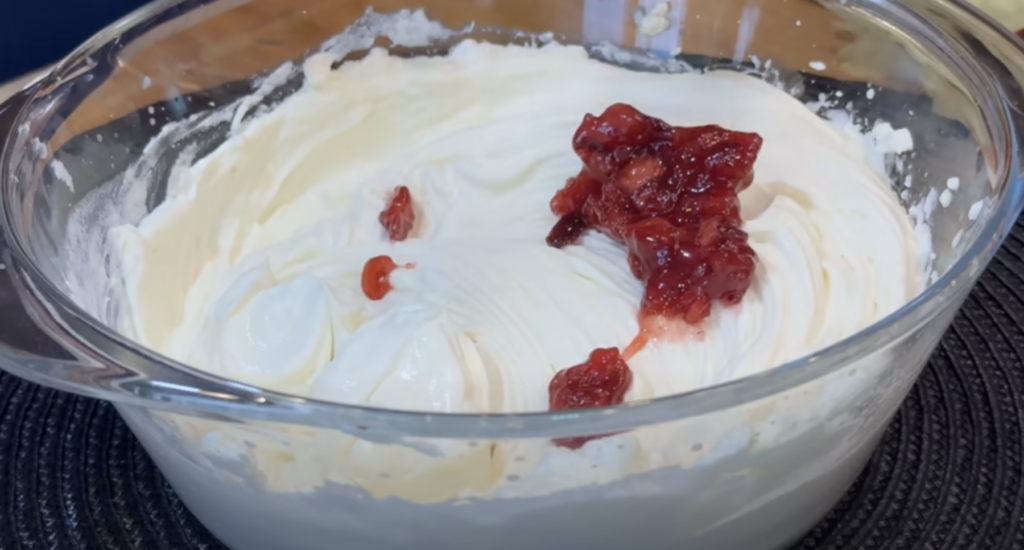 Nepečený jahodový dezert s mascarpone, šlehačkou a piškoty