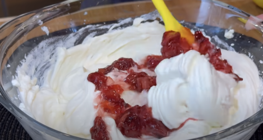 Nepečený jahodový dezert s mascarpone, šlehačkou a piškoty
