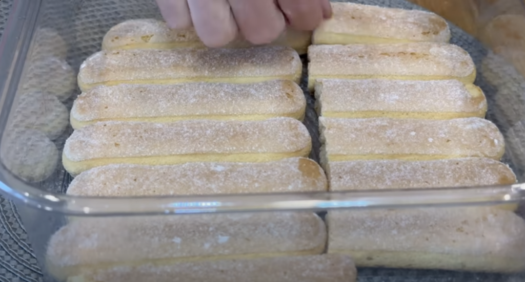 Nepečený jahodový dezert s mascarpone, šlehačkou a piškoty