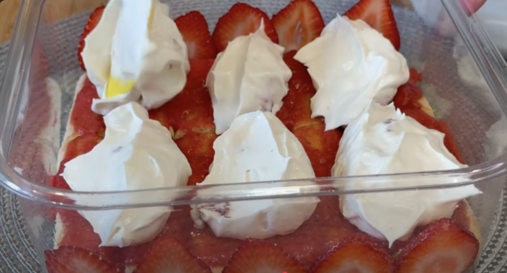Nepečený jahodový dezert s mascarpone, šlehačkou a piškoty