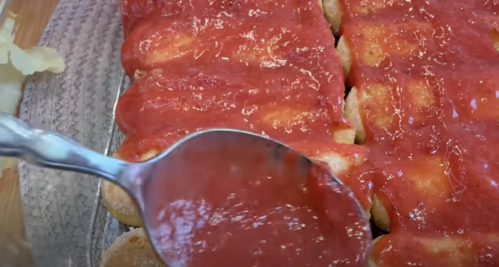 Nepečený jahodový dezert s mascarpone, šlehačkou a piškoty