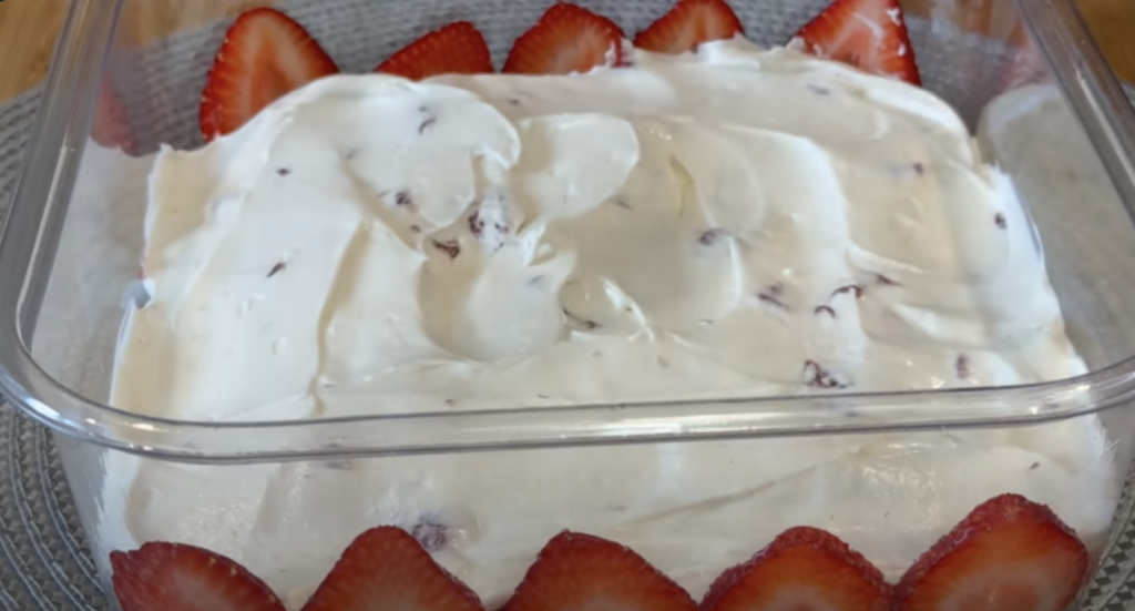 Nepečený jahodový dezert s mascarpone, šlehačkou a piškoty