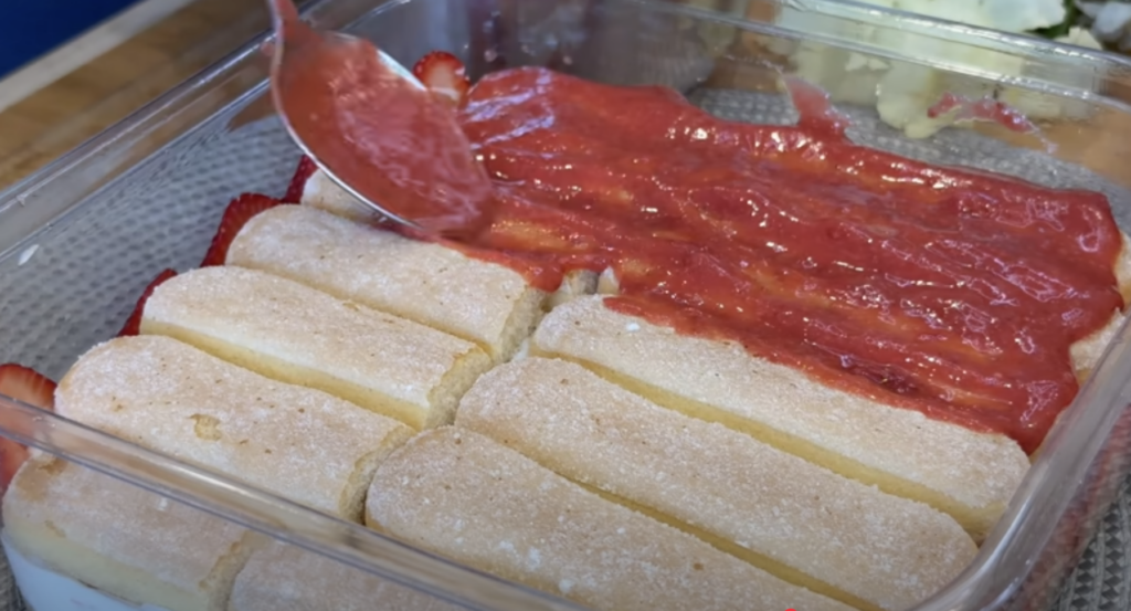 Nepečený jahodový dezert s mascarpone, šlehačkou a piškoty