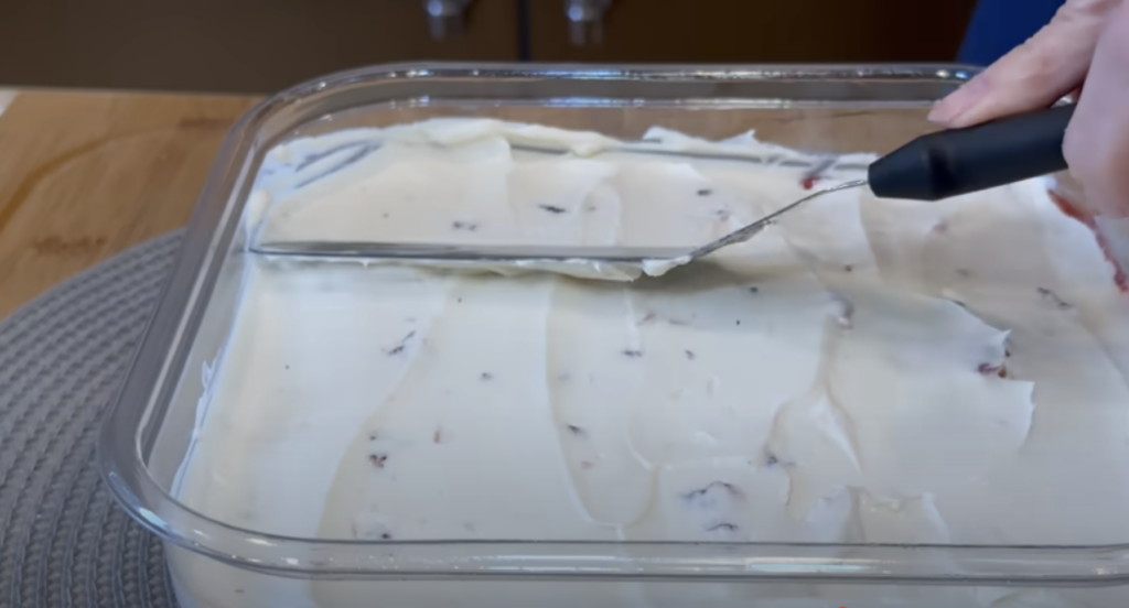 Nepečený jahodový dezert s mascarpone, šlehačkou a piškoty