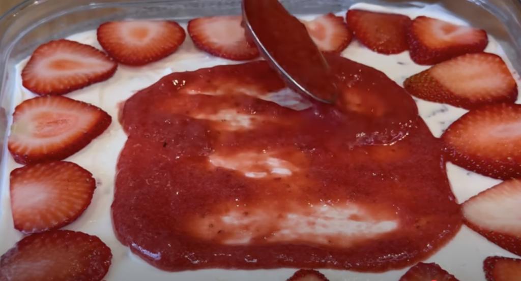 Nepečený jahodový dezert s mascarpone, šlehačkou a piškoty