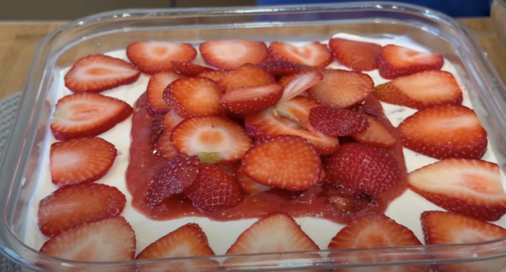 Nepečený jahodový dezert s mascarpone, šlehačkou a piškoty