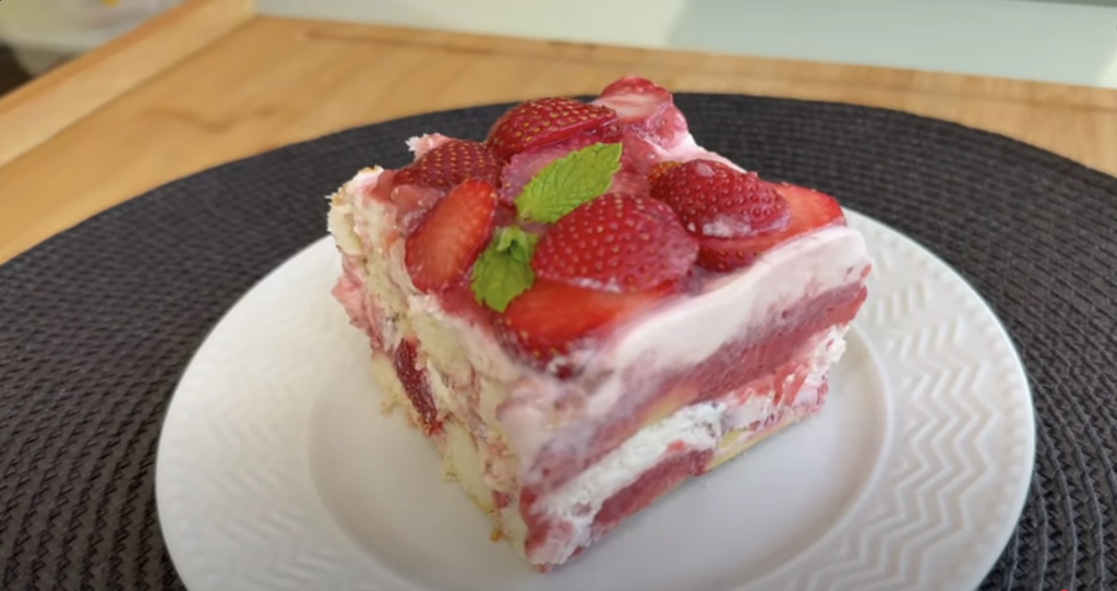 Nepečený jahodový dezert s mascarpone, šlehačkou a piškoty