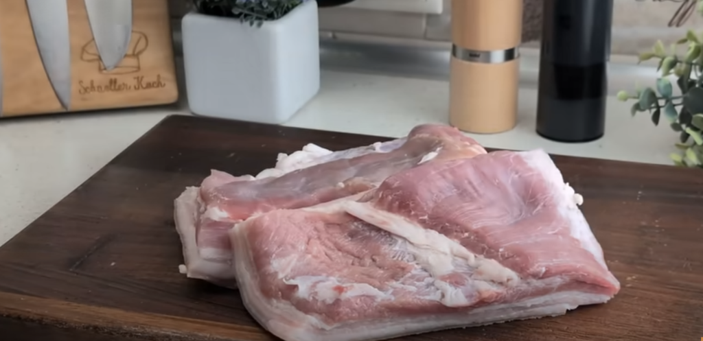 Karamelizovaný vepřový bůček na tmavém pivě s cibulí - šťavnatý, měkký a voňavý