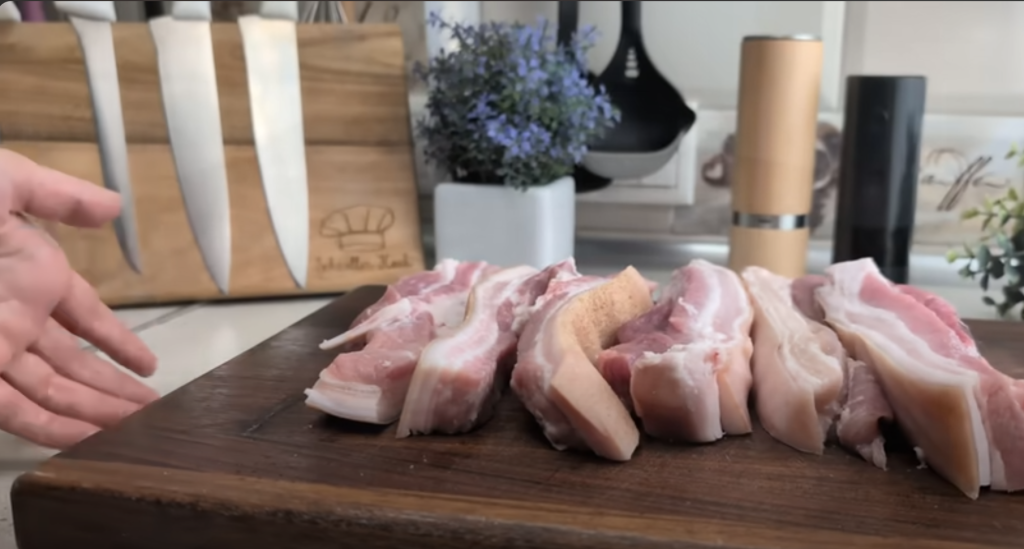 Karamelizovaný vepřový bůček na tmavém pivě s cibulí - šťavnatý, měkký a voňavý