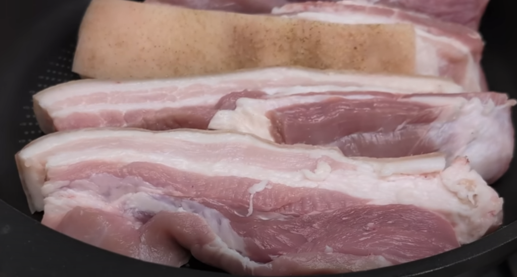 Karamelizovaný vepřový bůček na tmavém pivě s cibulí - šťavnatý, měkký a voňavý