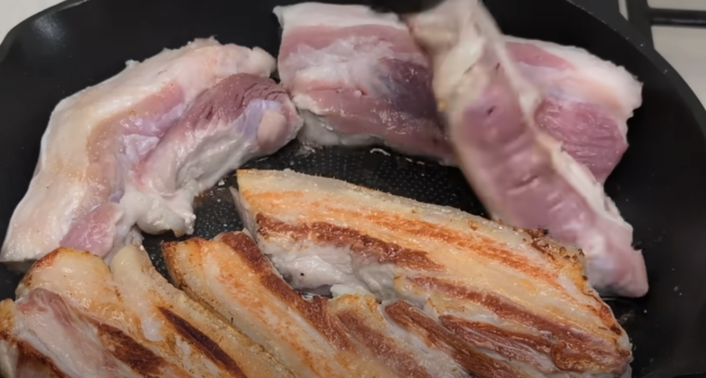 Karamelizovaný vepřový bůček na tmavém pivě s cibulí - šťavnatý, měkký a voňavý