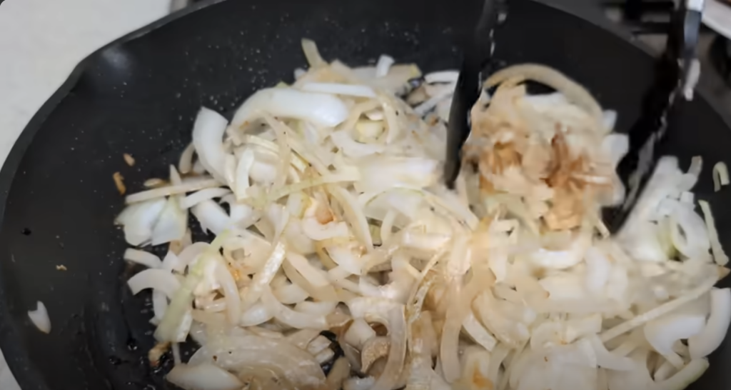 Karamelizovaný vepřový bůček na tmavém pivě s cibulí - šťavnatý, měkký a voňavý