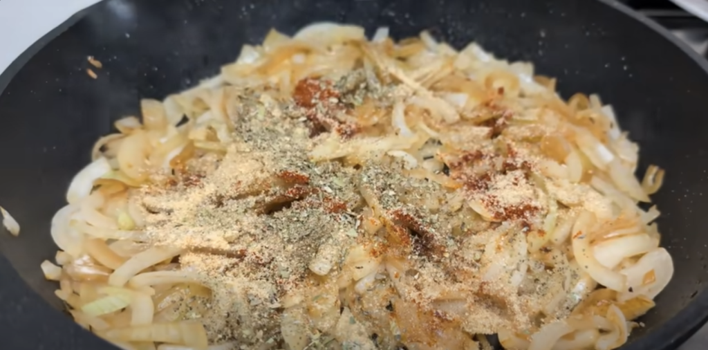 Karamelizovaný vepřový bůček na tmavém pivě s cibulí - šťavnatý, měkký a voňavý