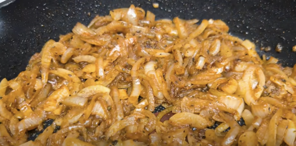 Karamelizovaný vepřový bůček na tmavém pivě s cibulí - šťavnatý, měkký a voňavý