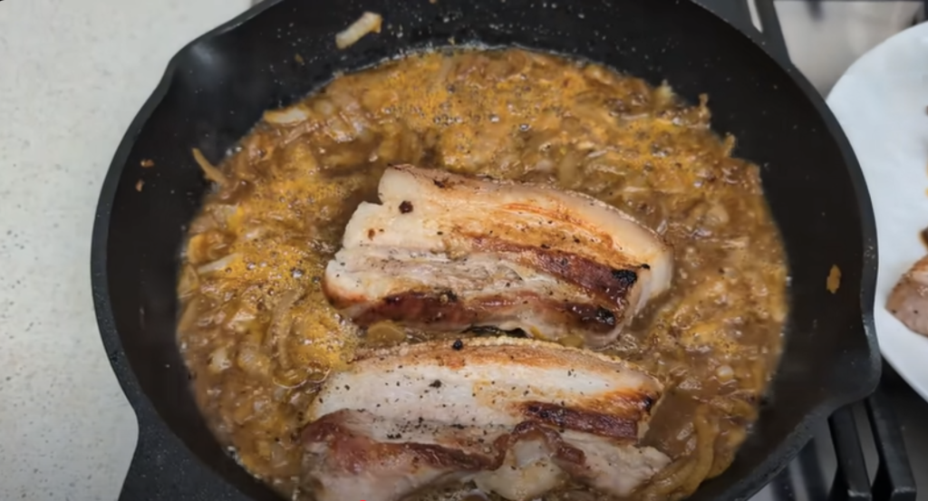 Karamelizovaný vepřový bůček na tmavém pivě s cibulí - šťavnatý, měkký a voňavý