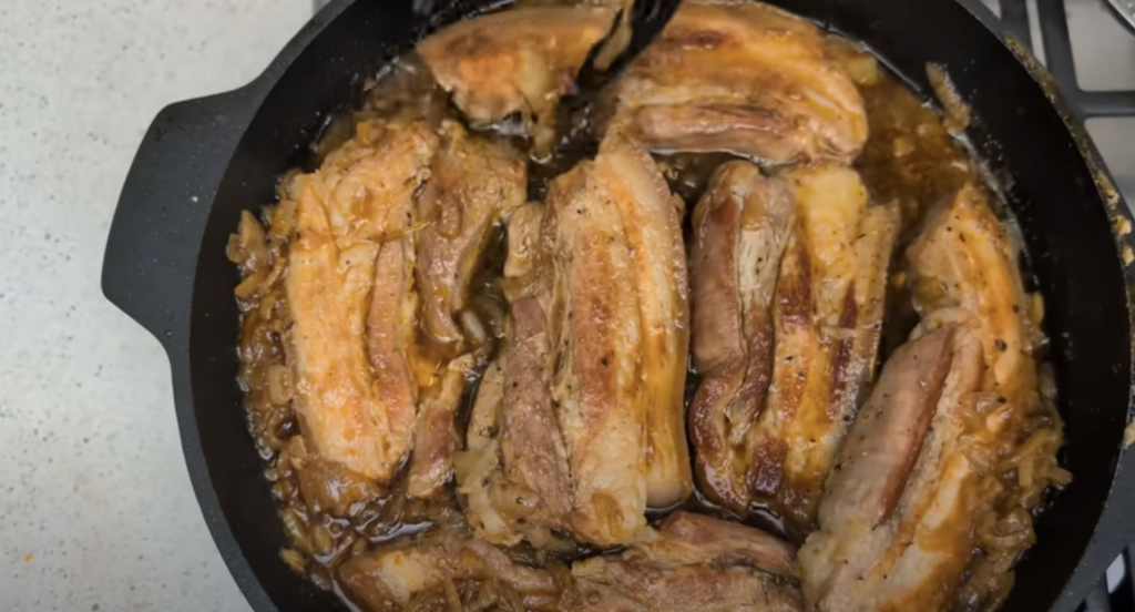 Karamelizovaný vepřový bůček na tmavém pivě s cibulí - šťavnatý, měkký a voňavý