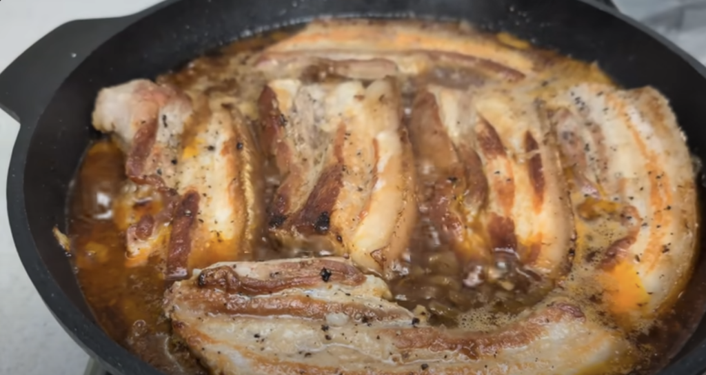 Karamelizovaný vepřový bůček na tmavém pivě s cibulí - šťavnatý, měkký a voňavý