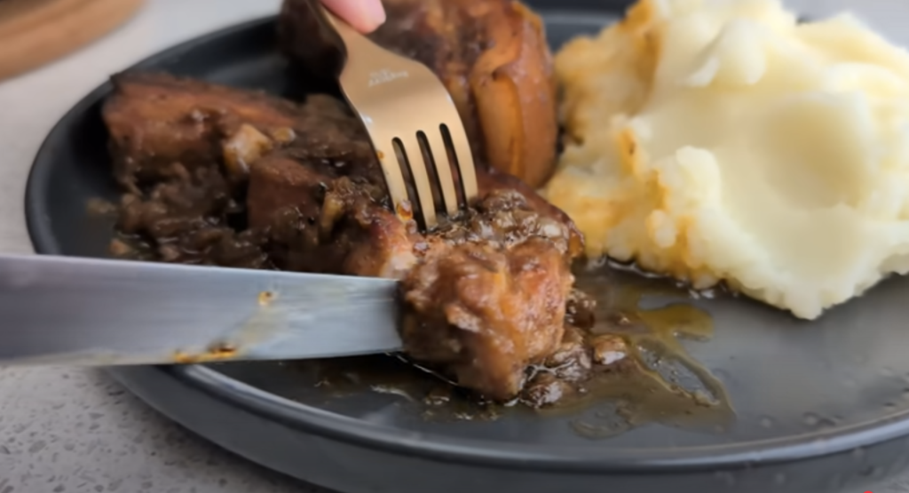 Karamelizovaný vepřový bůček na tmavém pivě s cibulí - šťavnatý, měkký a voňavý