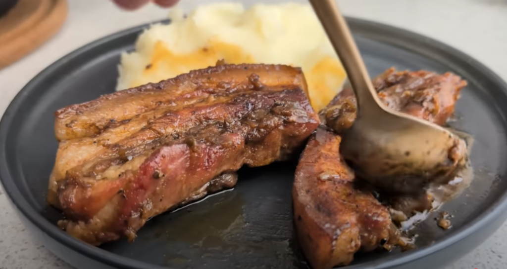 Karamelizovaný vepřový bůček na tmavém pivě s cibulí - šťavnatý, měkký a voňavý