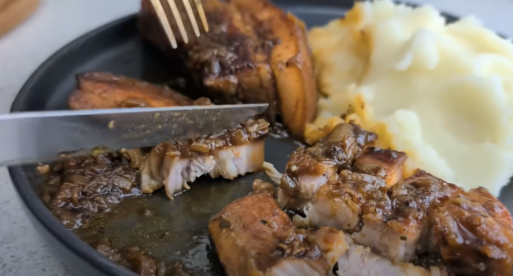 Karamelizovaný vepřový bůček na tmavém pivě s cibulí - šťavnatý, měkký a voňavý