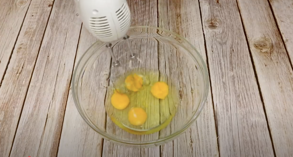 Nadýchaný jablečný koláč s vanilkovou vůní - jednoduchý a vláčný dezert, který provoní celý domov