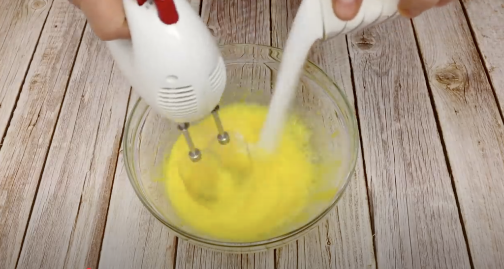 Nadýchaný jablečný koláč s vanilkovou vůní - jednoduchý a vláčný dezert, který provoní celý domov