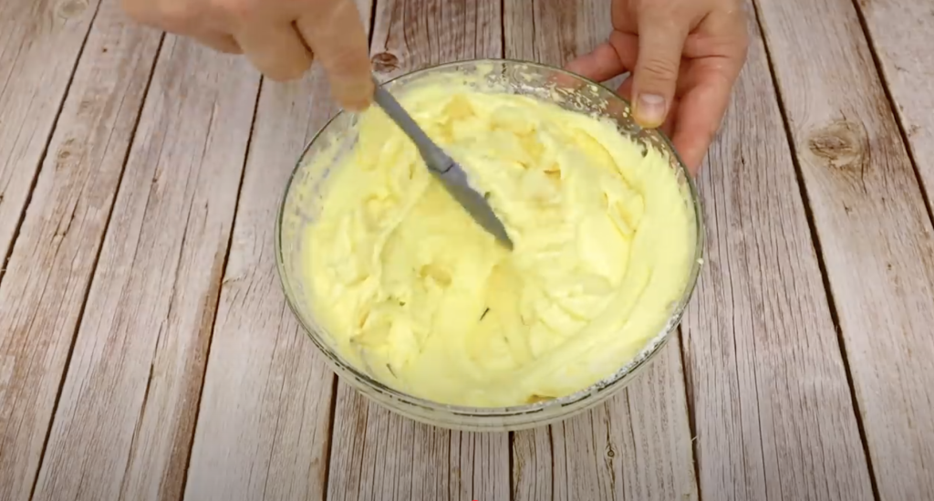 Nadýchaný jablečný koláč s vanilkovou vůní - jednoduchý a vláčný dezert, který provoní celý domov