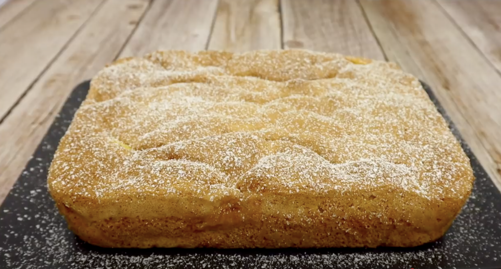 Nadýchaný jablečný koláč s vanilkovou vůní - jednoduchý a vláčný dezert, který provoní celý domov