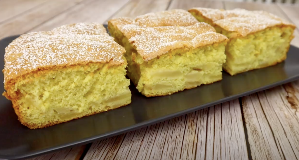 Nadýchaný jablečný koláč s vanilkovou vůní - jednoduchý a vláčný dezert, který provoní celý domov