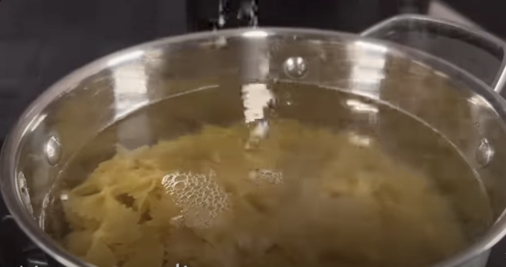 Těstoviny s mletým masem, fazolemi a červeným vínem v omáčce al pomodoro