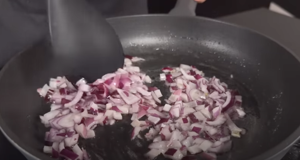 Těstoviny s mletým masem, fazolemi a červeným vínem v omáčce al pomodoro