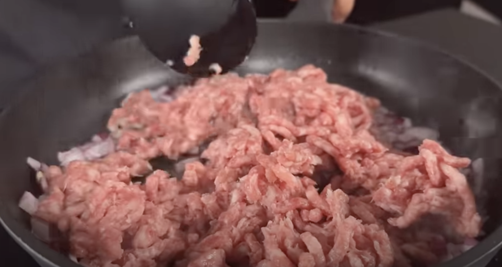 Těstoviny s mletým masem, fazolemi a červeným vínem v omáčce al pomodoro