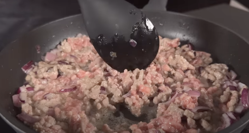 Těstoviny s mletým masem, fazolemi a červeným vínem v omáčce al pomodoro