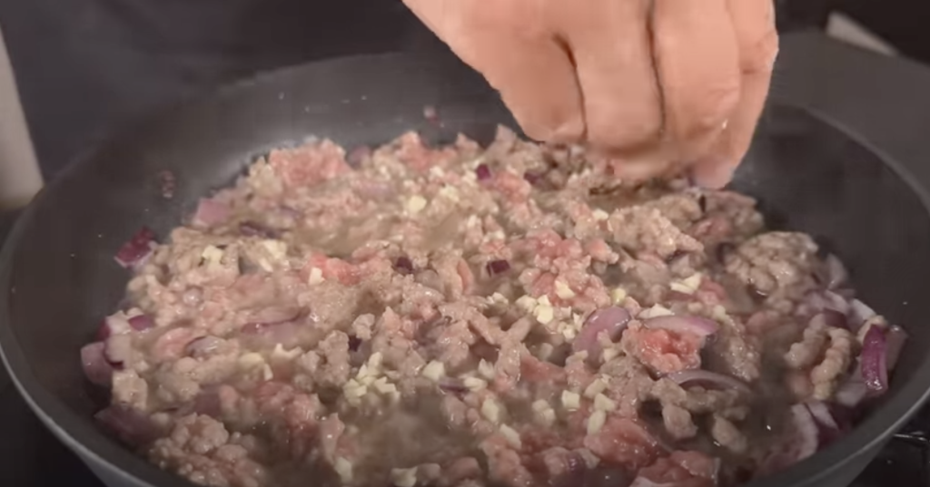 Těstoviny s mletým masem, fazolemi a červeným vínem v omáčce al pomodoro