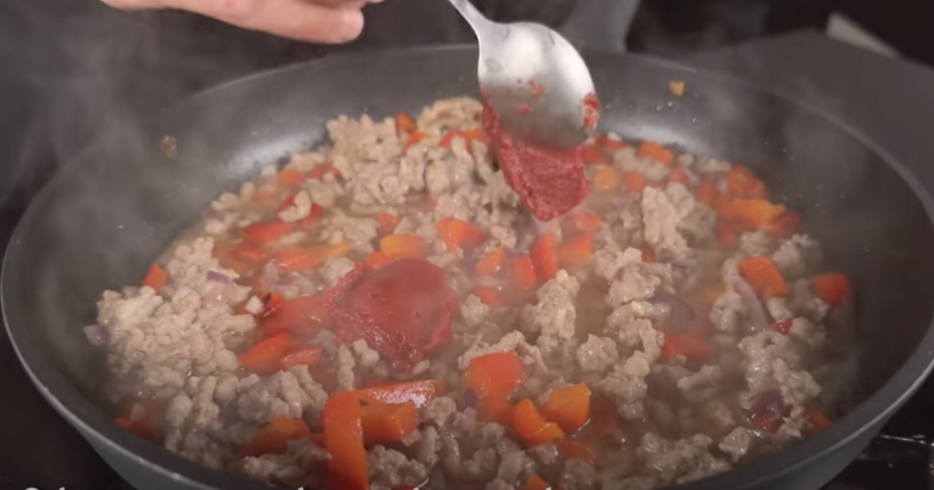 Těstoviny s mletým masem, fazolemi a červeným vínem v omáčce al pomodoro