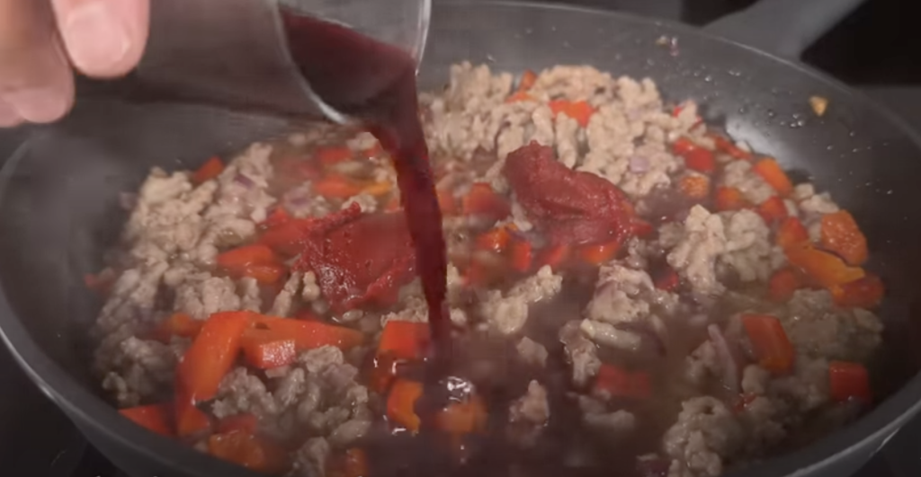 Těstoviny s mletým masem, fazolemi a červeným vínem v omáčce al pomodoro