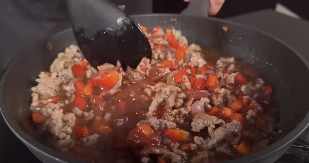 Těstoviny s mletým masem, fazolemi a červeným vínem v omáčce al pomodoro