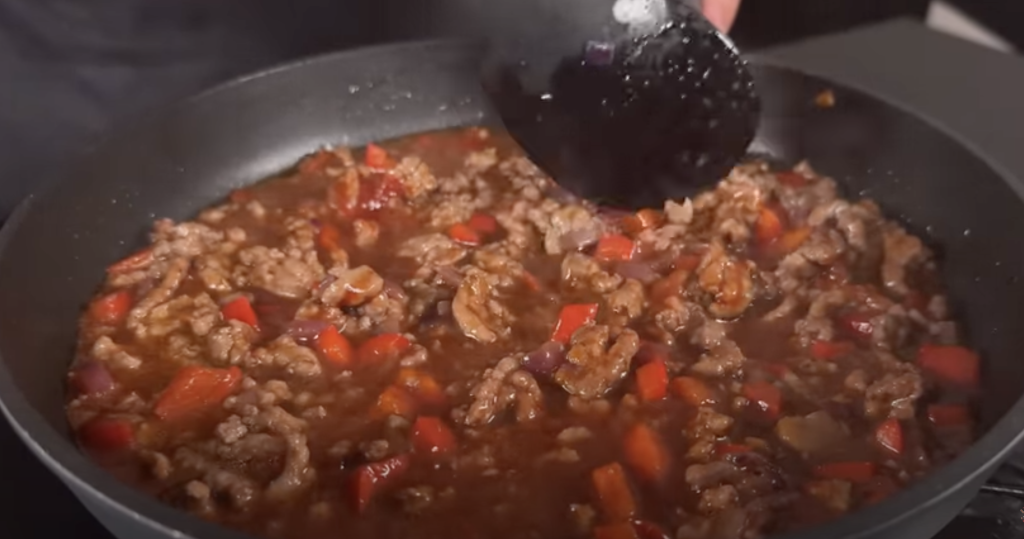 Těstoviny s mletým masem, fazolemi a červeným vínem v omáčce al pomodoro