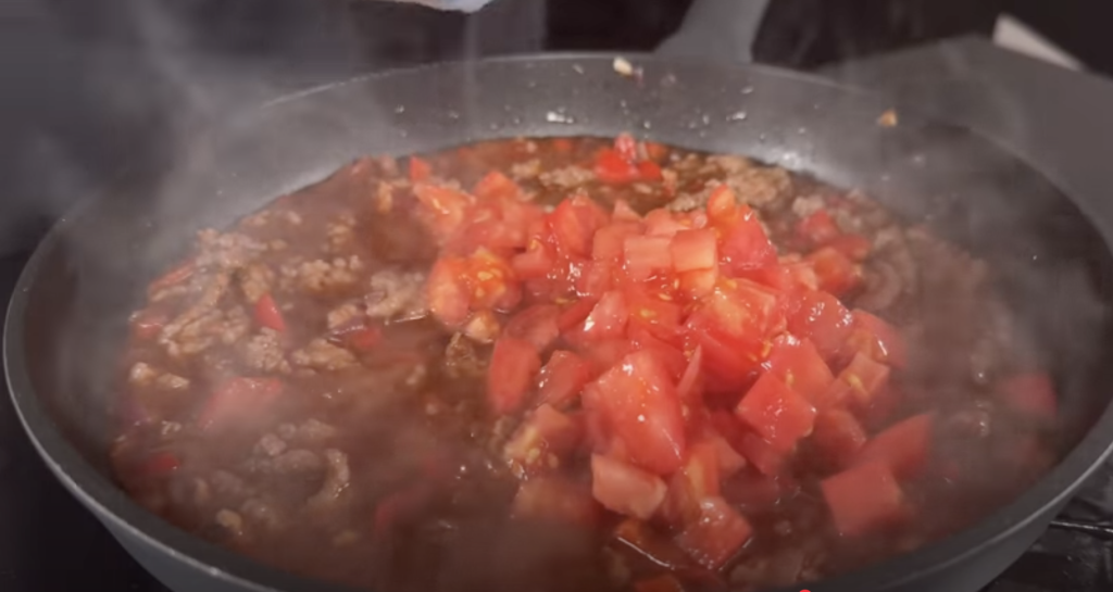 Těstoviny s mletým masem, fazolemi a červeným vínem v omáčce al pomodoro