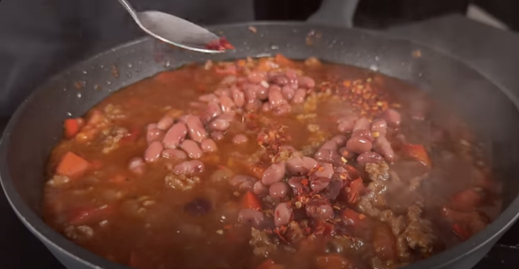 Těstoviny s mletým masem, fazolemi a červeným vínem v omáčce al pomodoro