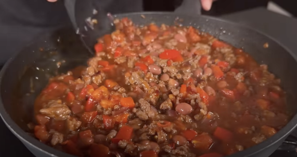 Těstoviny s mletým masem, fazolemi a červeným vínem v omáčce al pomodoro