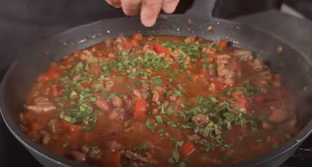 Těstoviny s mletým masem, fazolemi a červeným vínem v omáčce al pomodoro