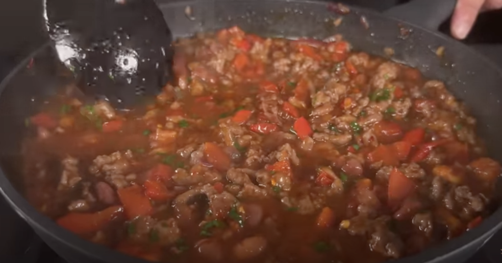 Těstoviny s mletým masem, fazolemi a červeným vínem v omáčce al pomodoro