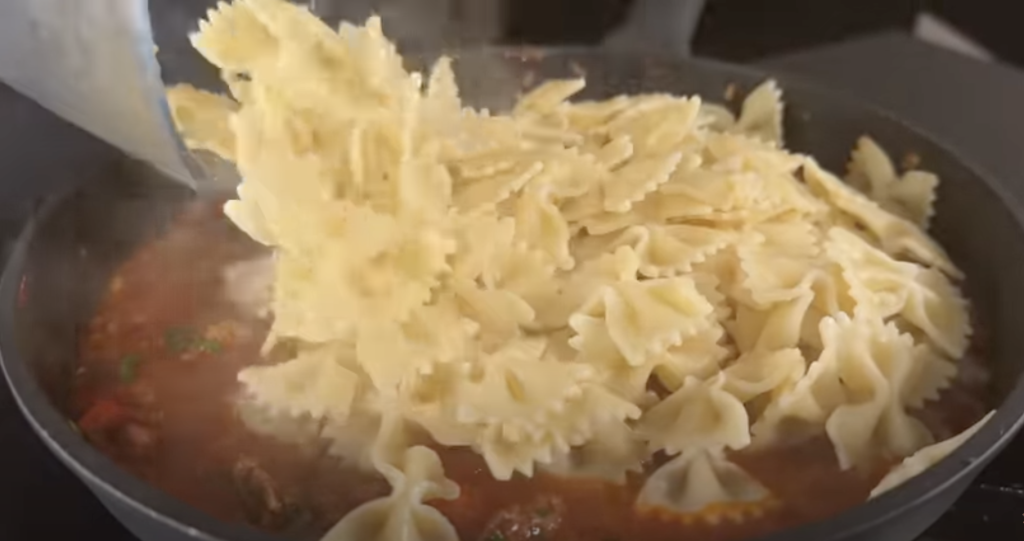 Těstoviny s mletým masem, fazolemi a červeným vínem v omáčce al pomodoro