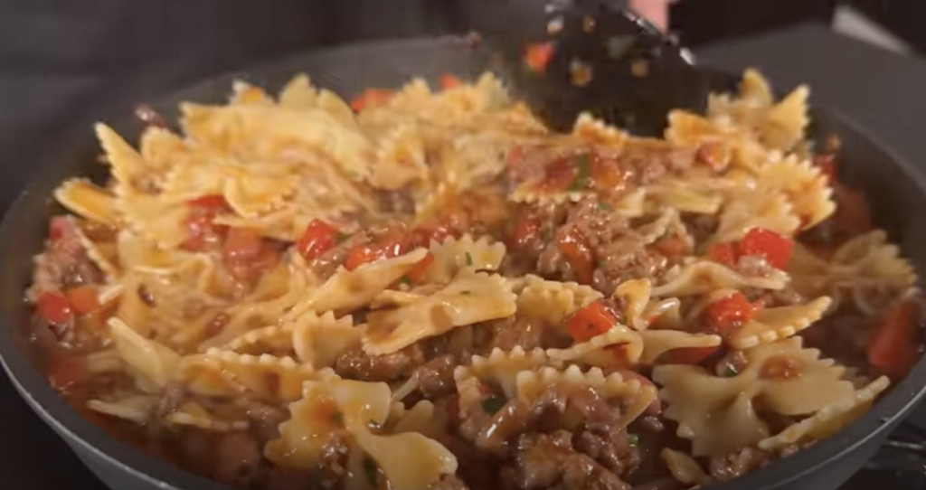 Těstoviny s mletým masem, fazolemi a červeným vínem v omáčce al pomodoro