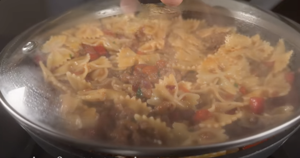 Těstoviny s mletým masem, fazolemi a červeným vínem v omáčce al pomodoro