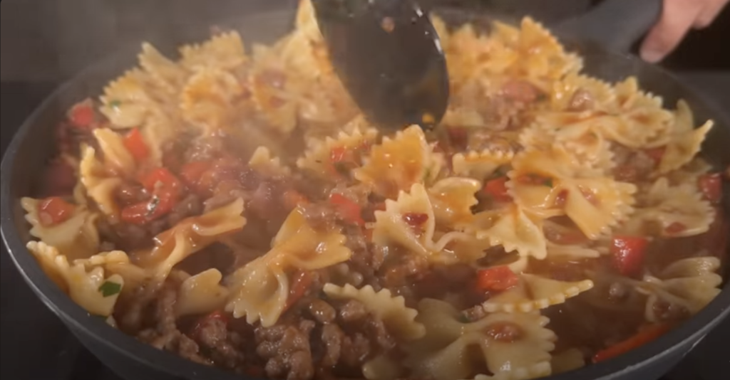 Těstoviny s mletým masem, fazolemi a červeným vínem v omáčce al pomodoro