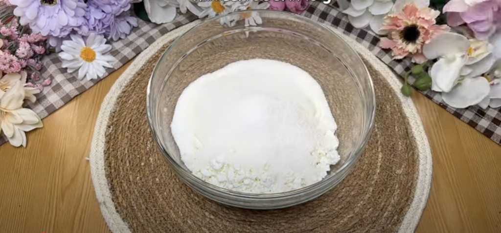 Ovocný tvarohový dort s jahodami, banány a bílou čokoládou - BEZ PEČENÍ!