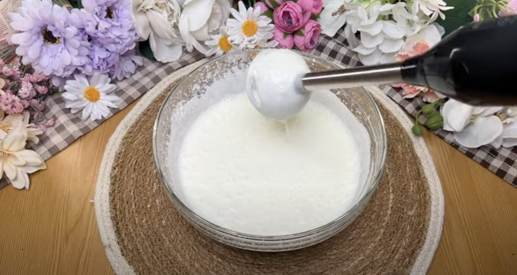 Ovocný tvarohový dort s jahodami, banány a bílou čokoládou - BEZ PEČENÍ!