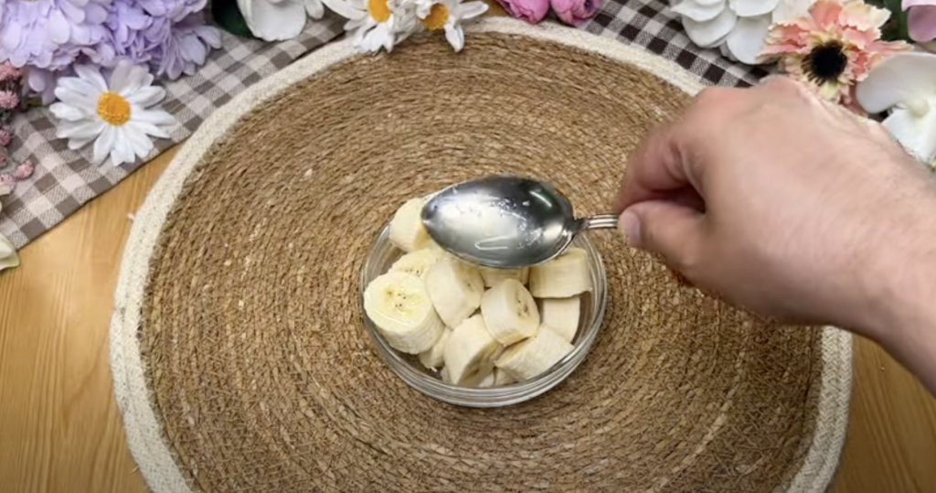 Ovocný tvarohový dort s jahodami, banány a bílou čokoládou - BEZ PEČENÍ!